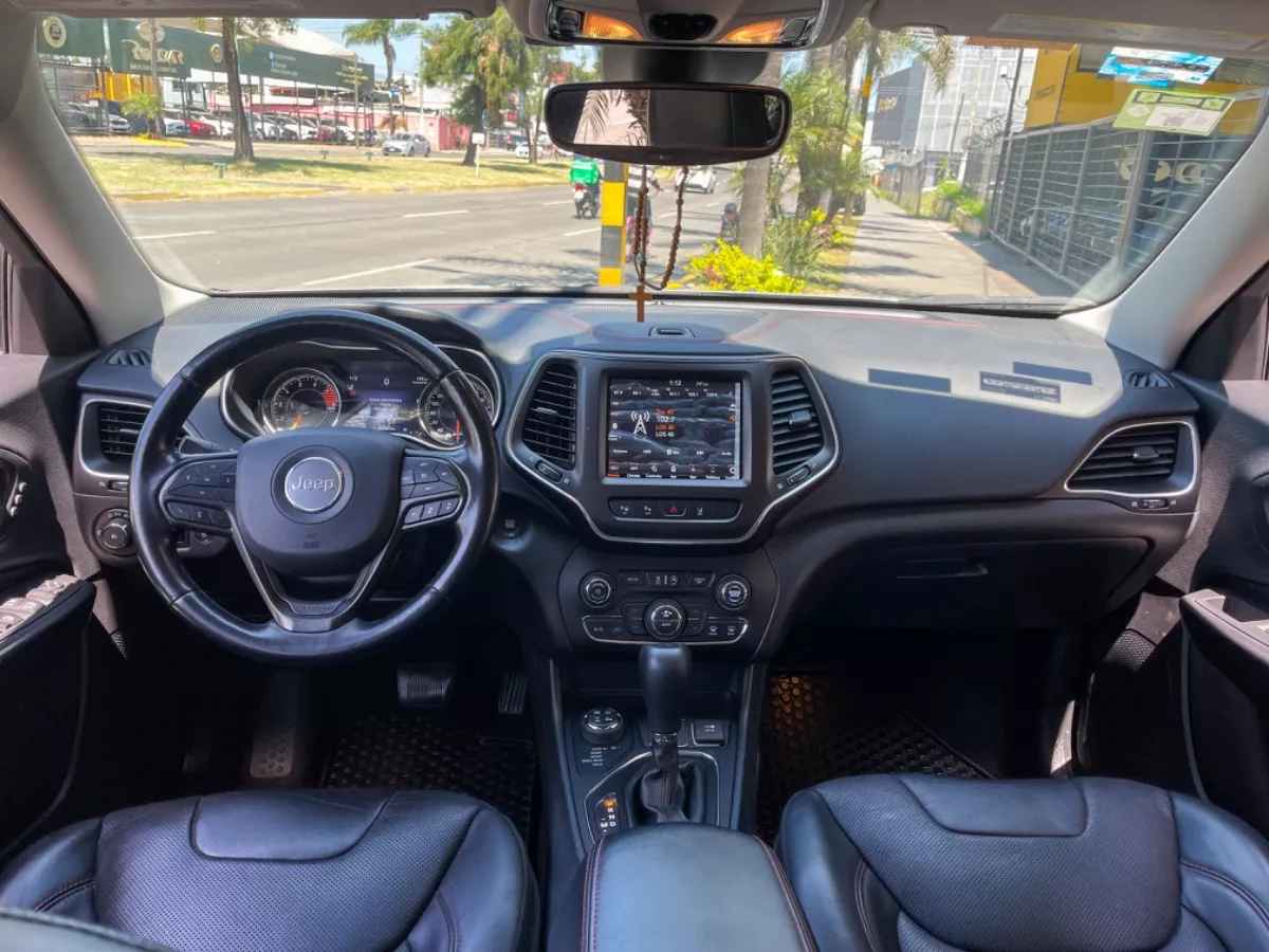 Car image 13