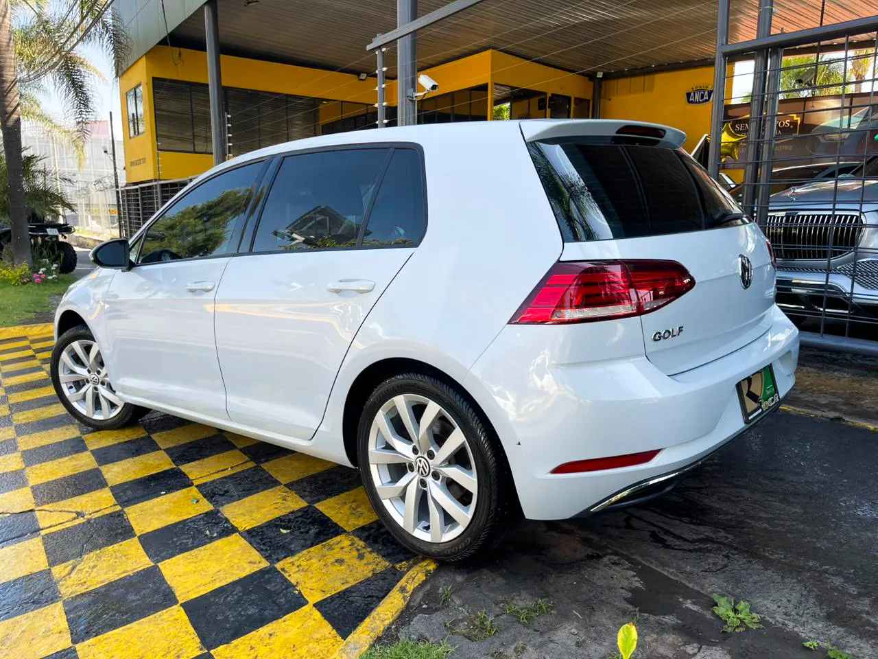 Car image 4
