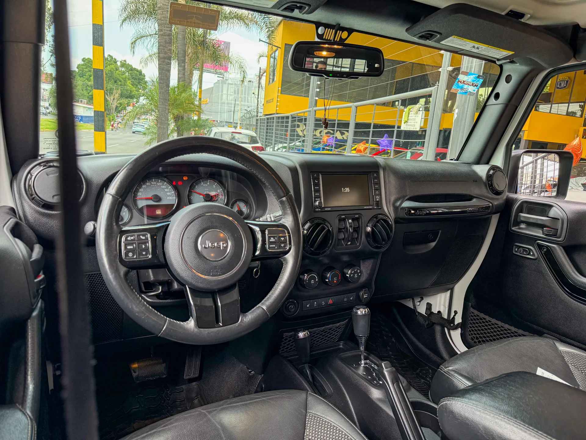 Car image 11