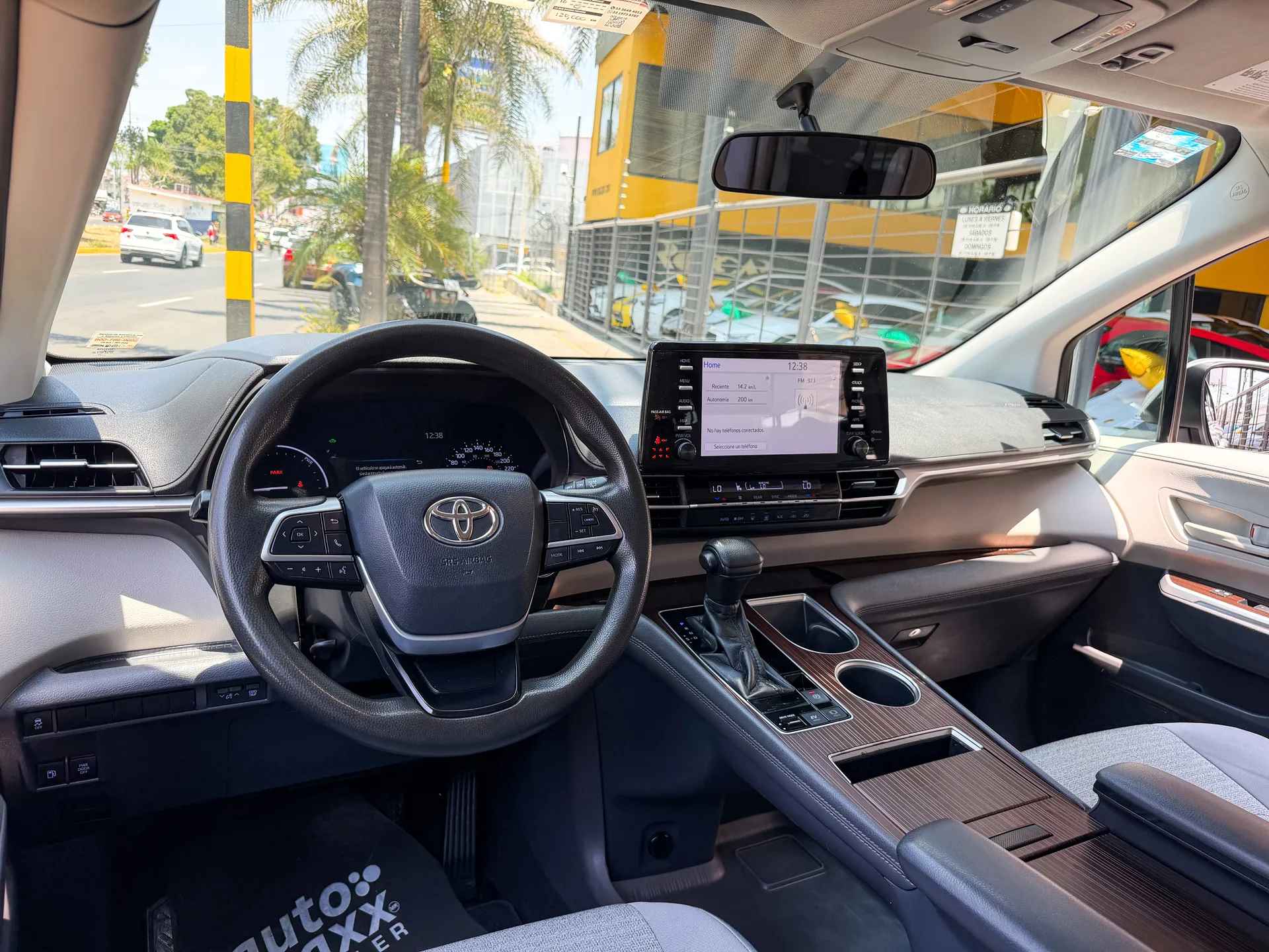 Car image 9