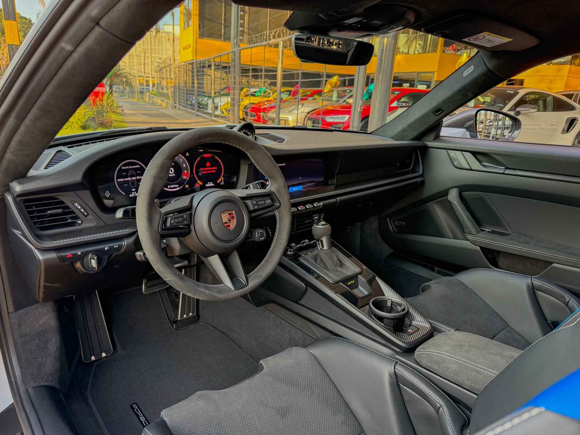 Car image 14