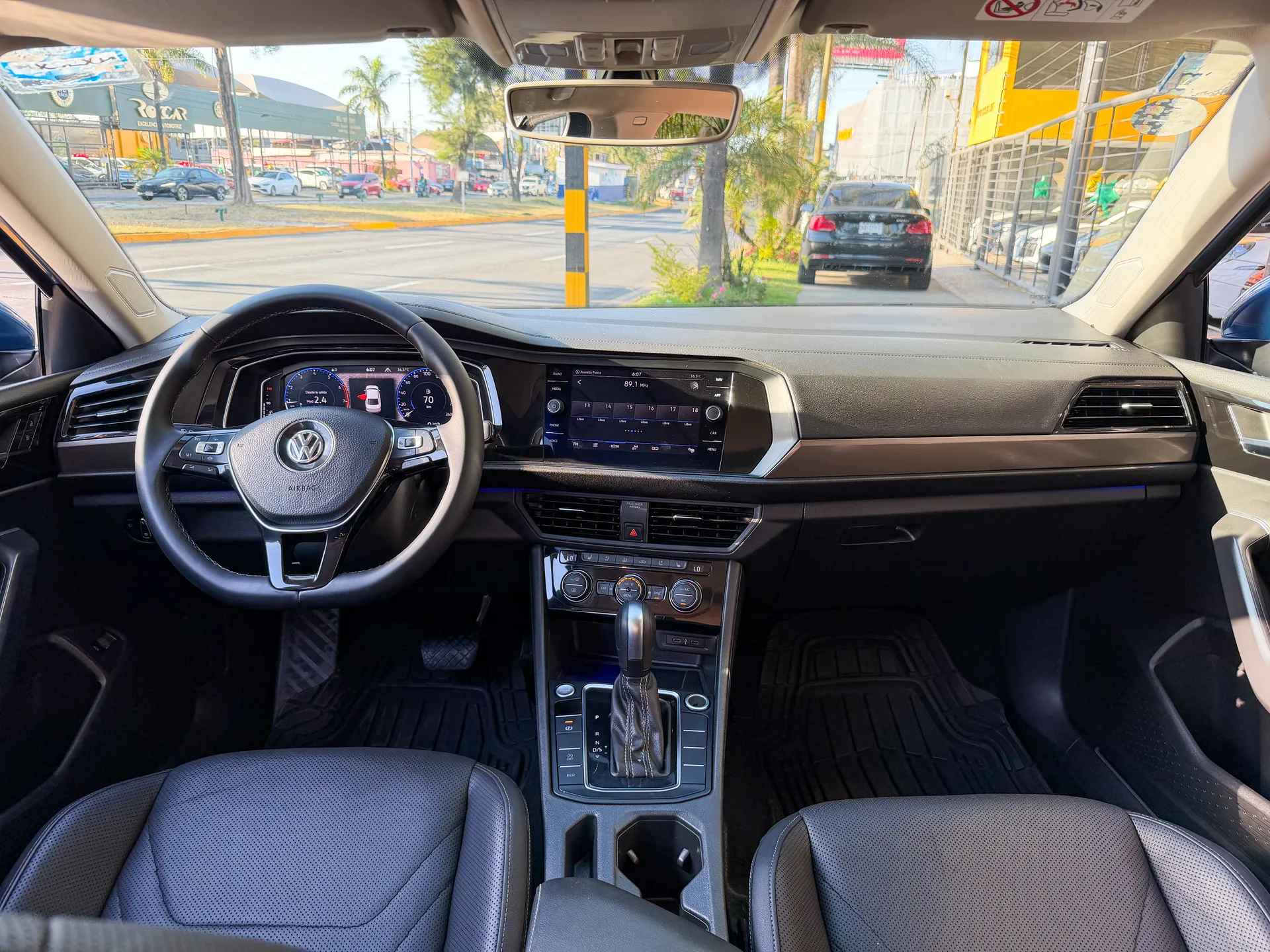 Car image 10