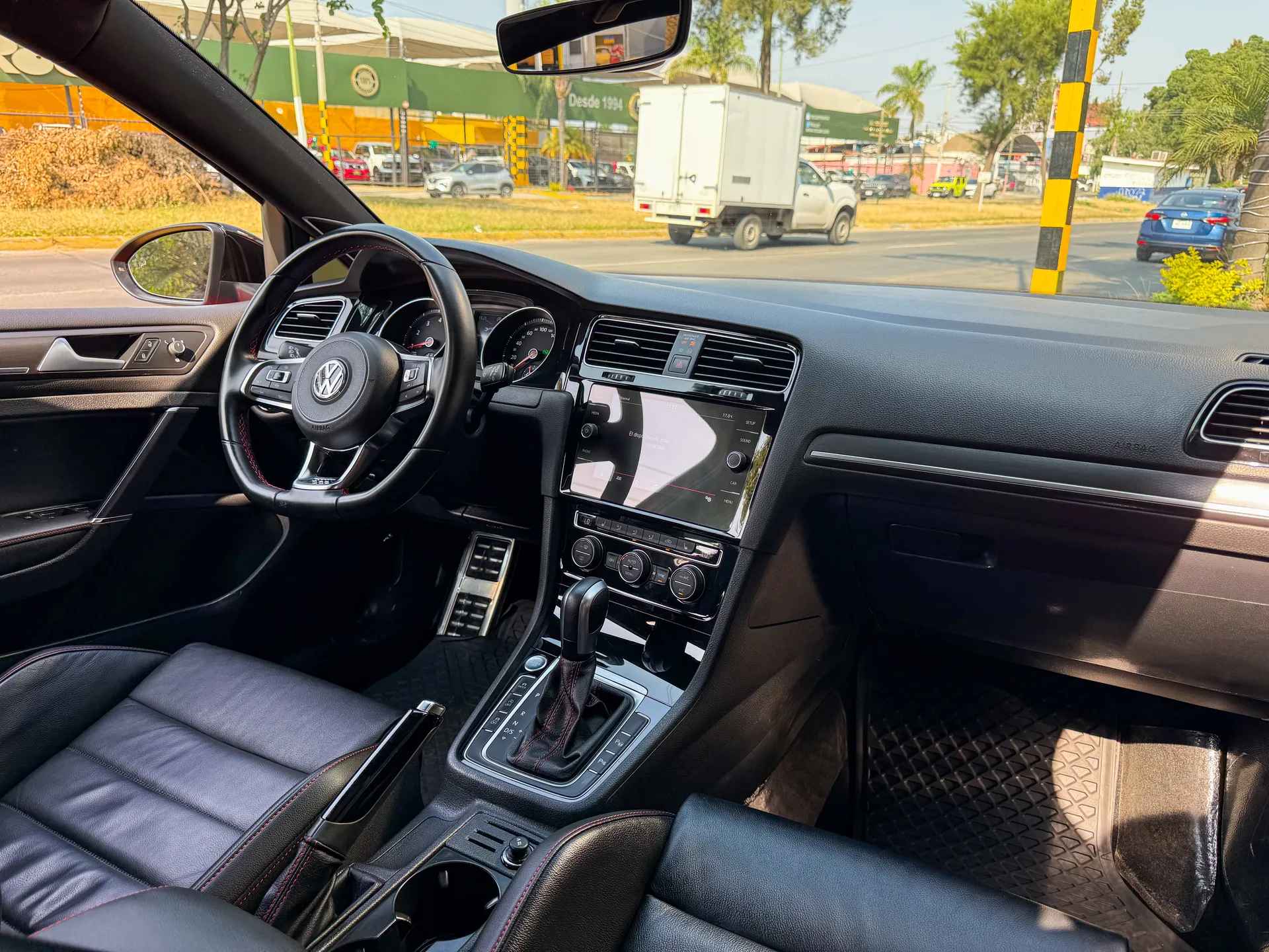 Car image 14