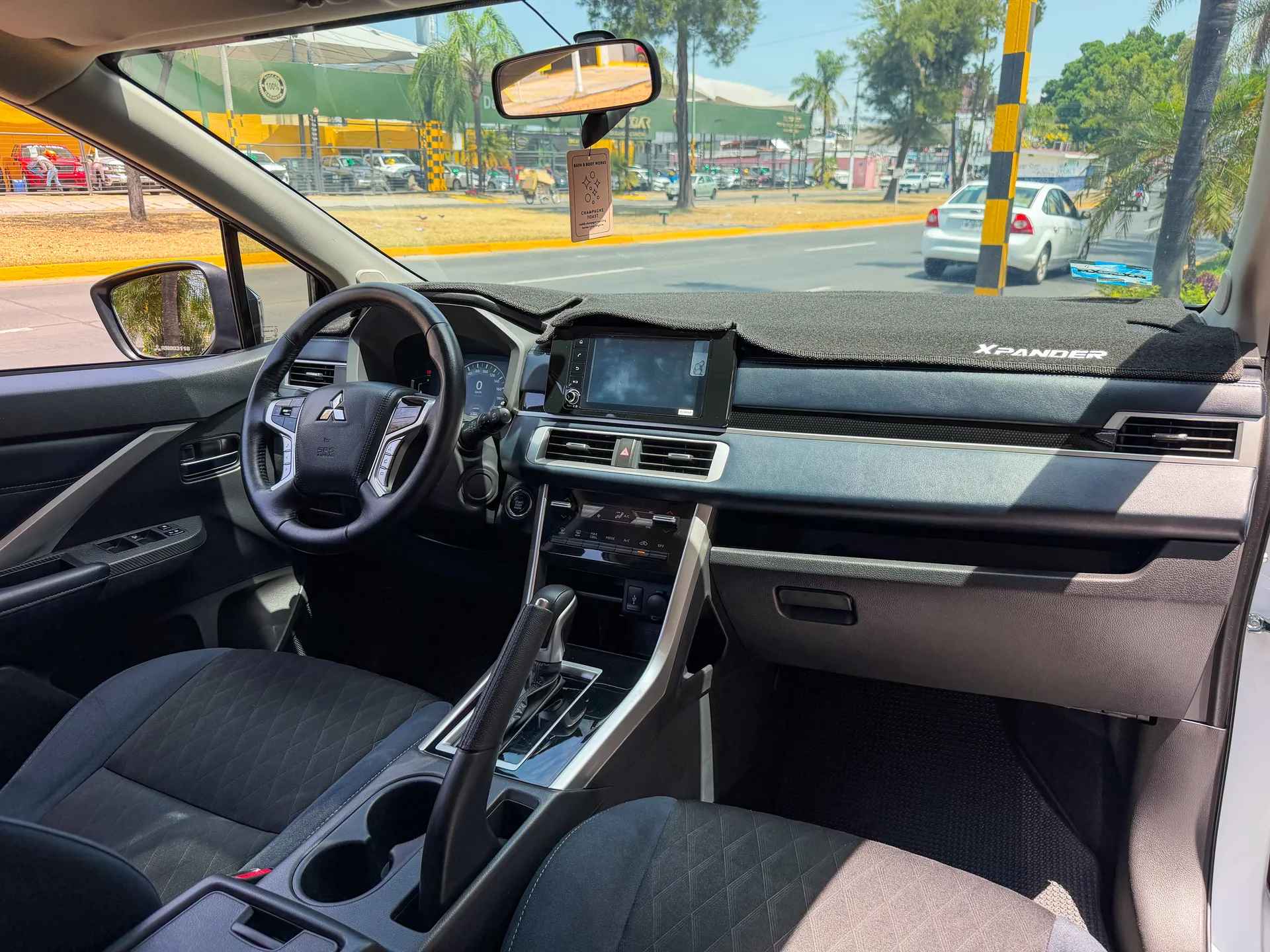 Car image 14
