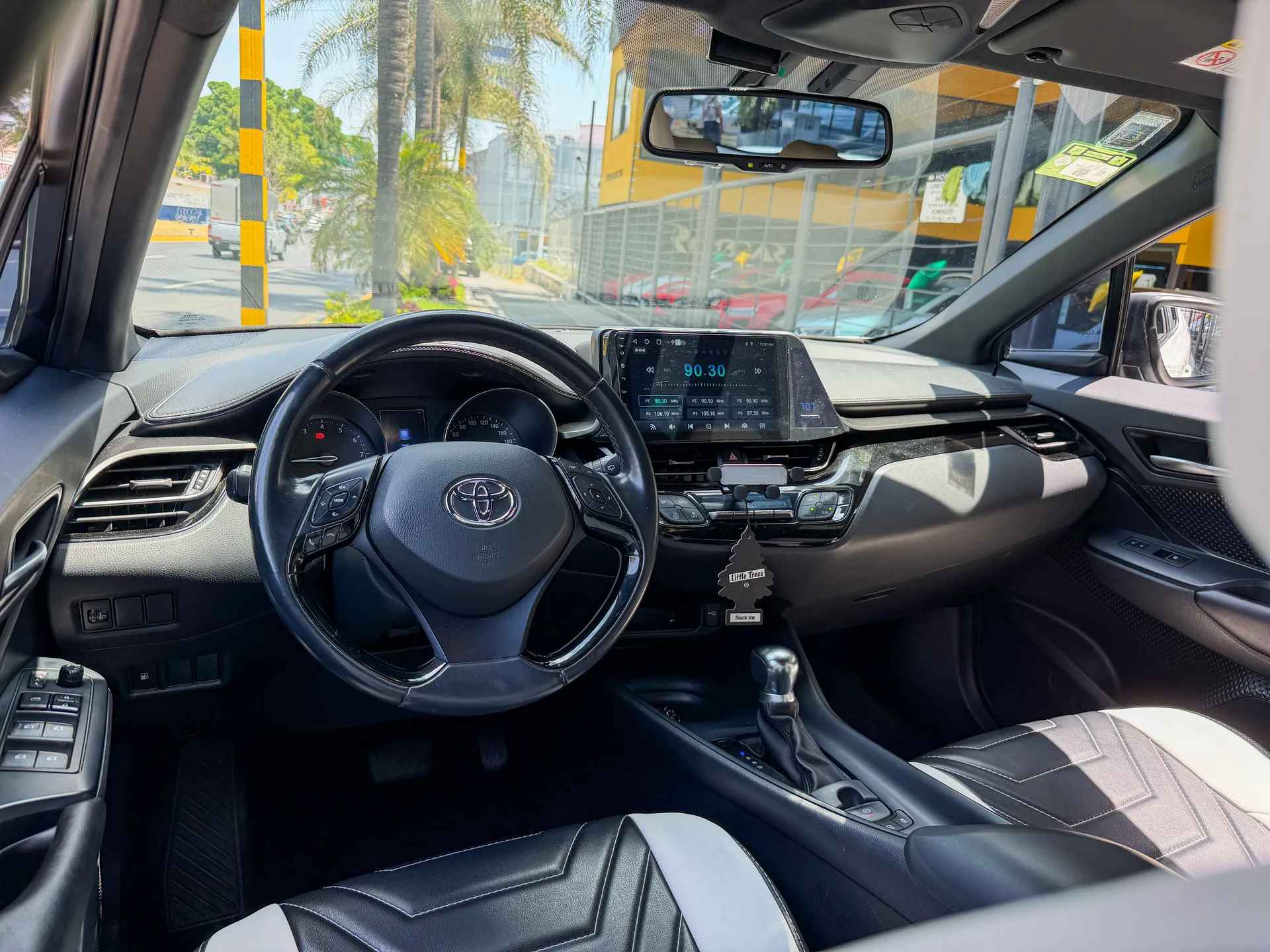 Car image 10