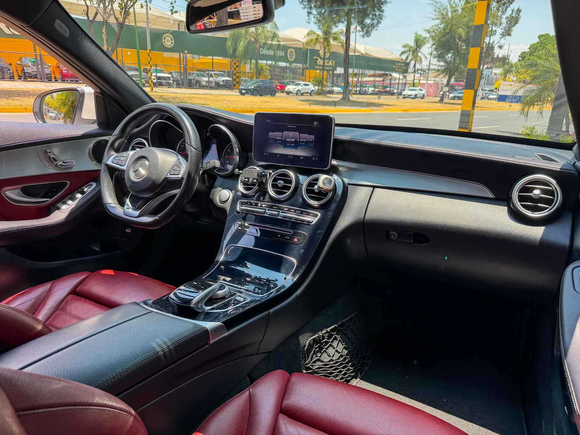 Car image 14