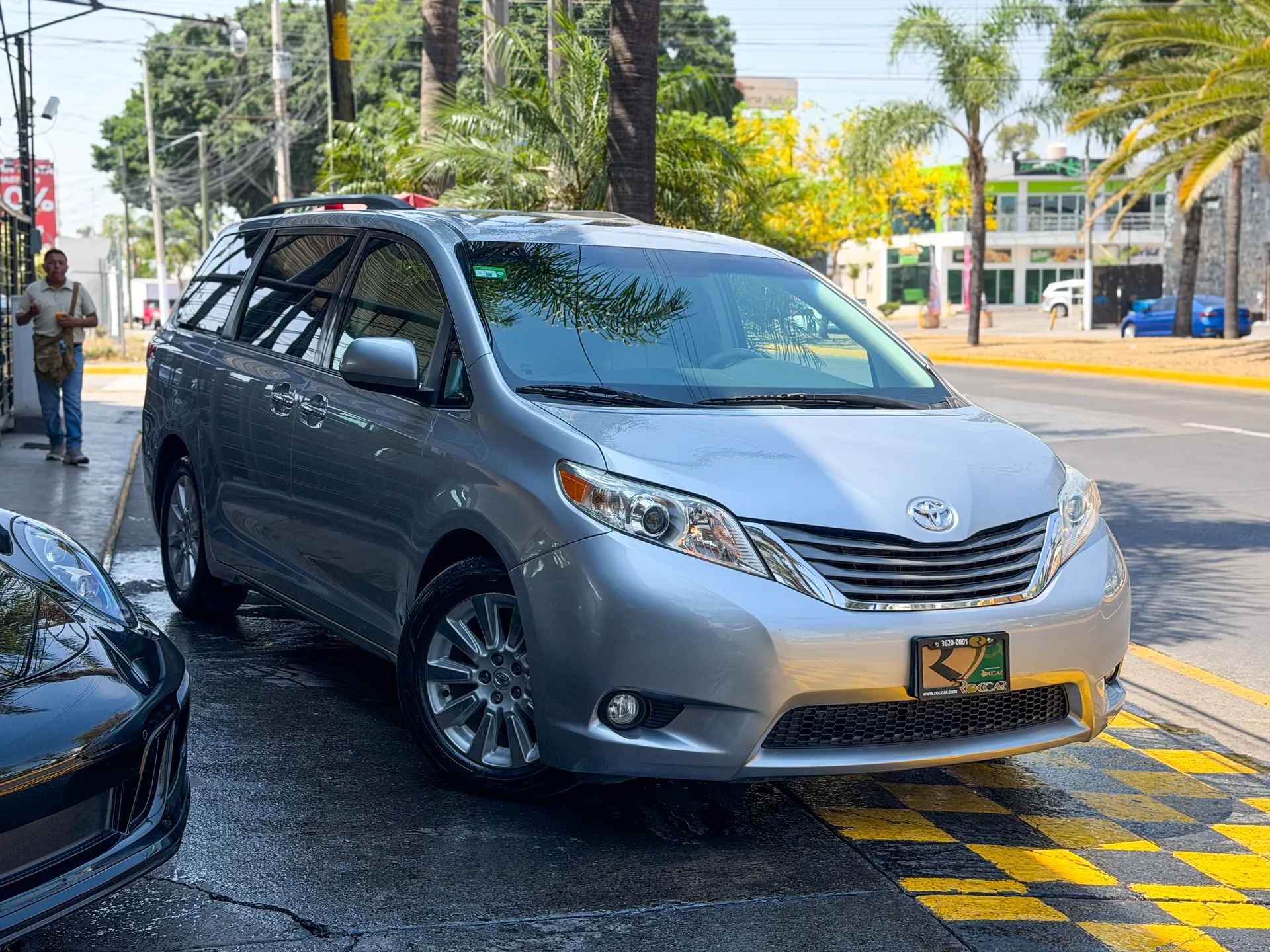 Car image 4