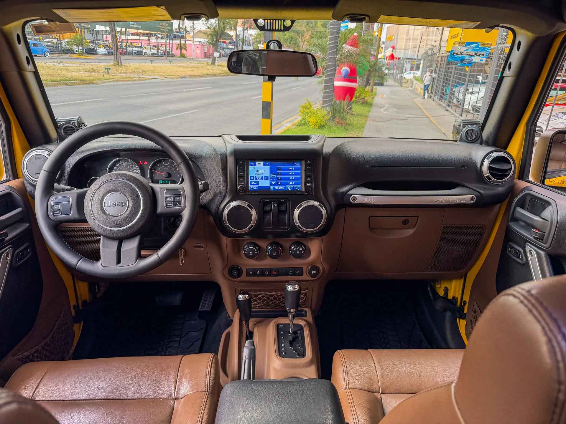 Car image 14