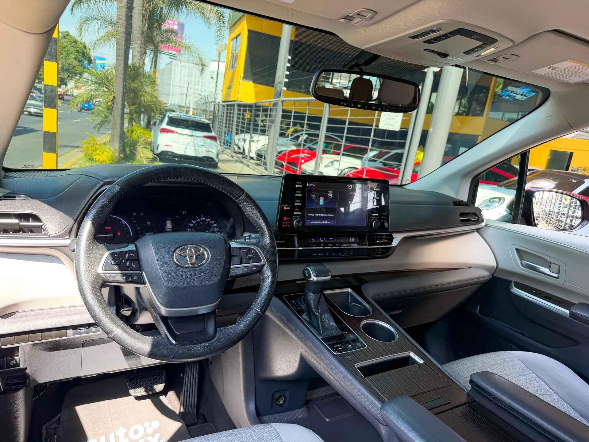 Car image 9