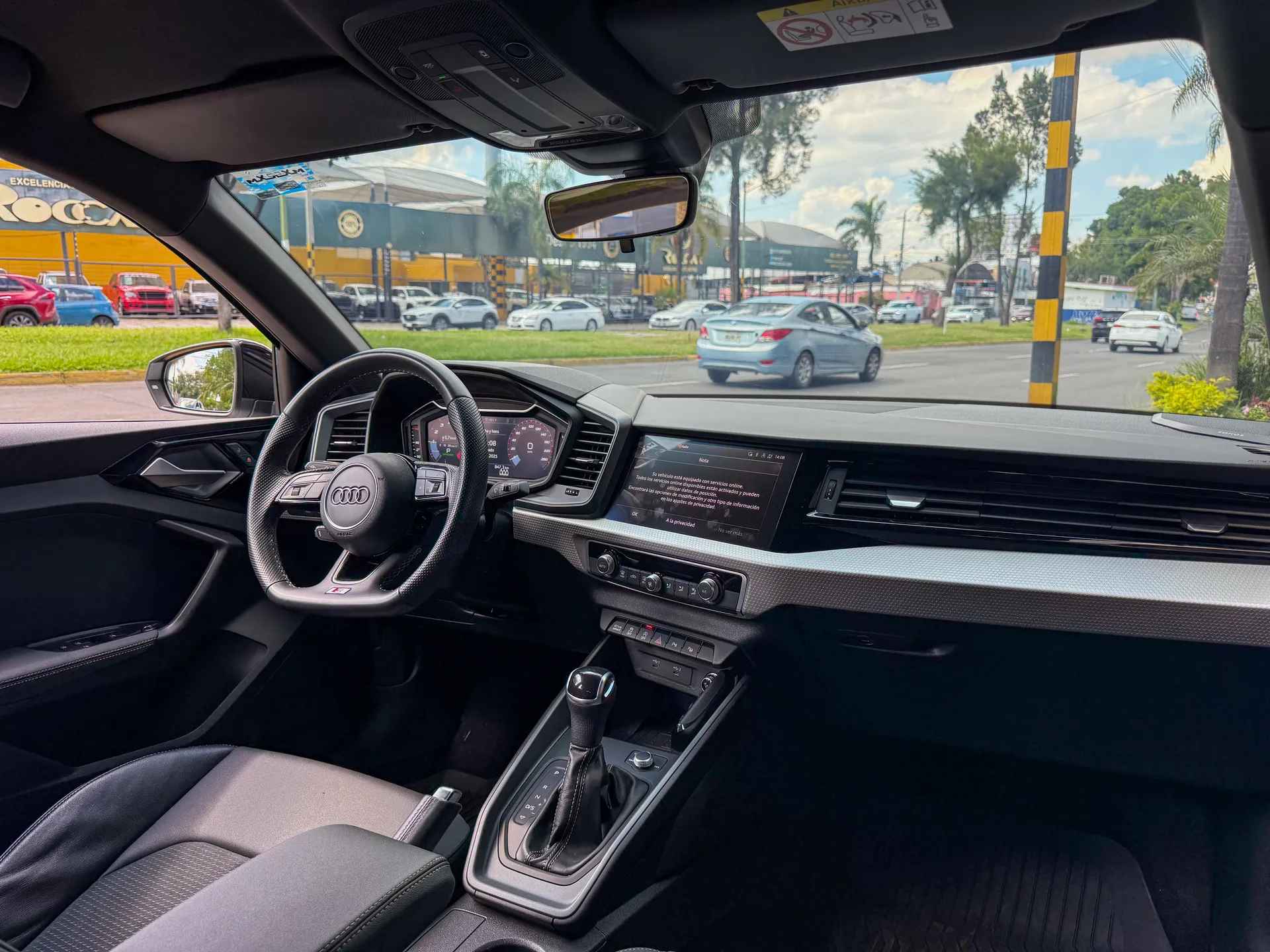 Car image 14