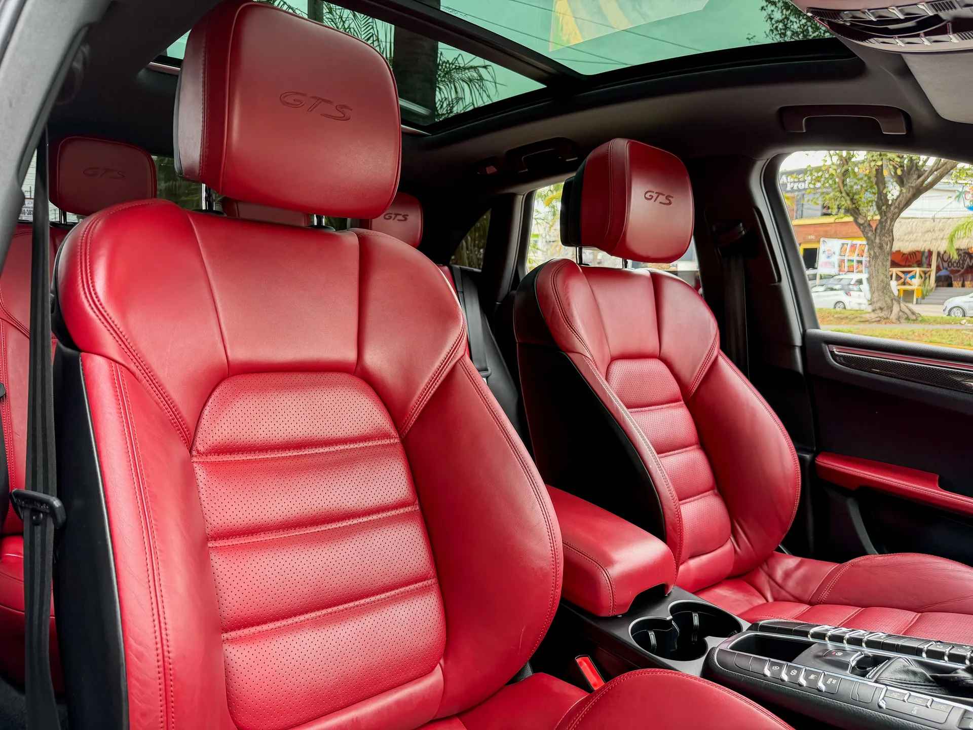 Car image 18